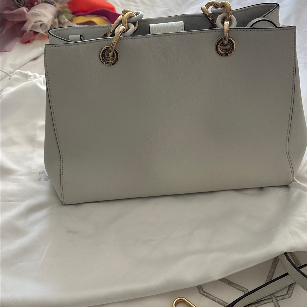 Michael Kors White Leather Satchel with gold hardware! - Picture 2 of 11